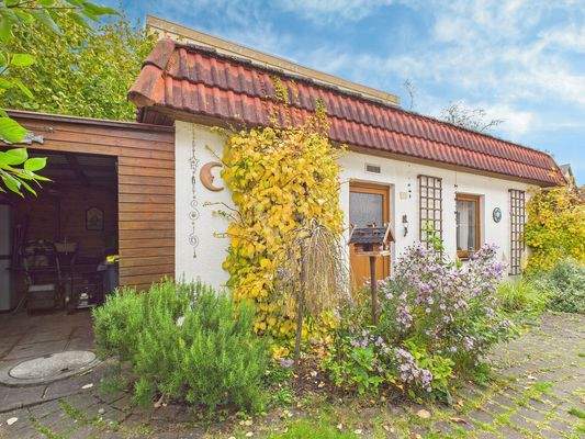 Massive Garage mit zusätzlicher Nutzfläche