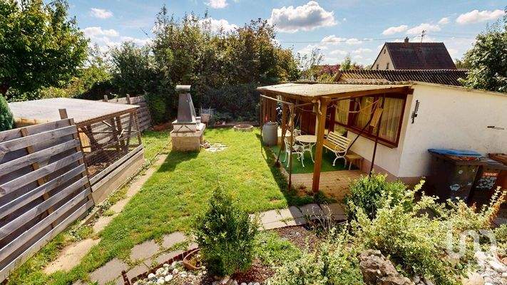 Garten mit Werkstatt und Hühnerstall