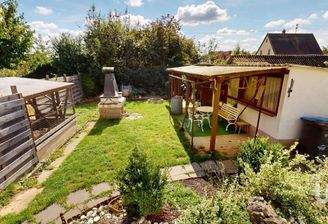 Garten mit Werkstatt und Hühnerstall