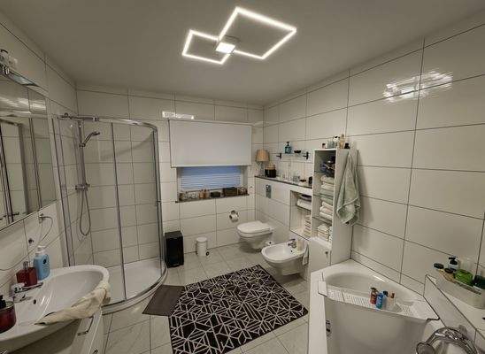 Badezimmer mit Badewanne und Dusche