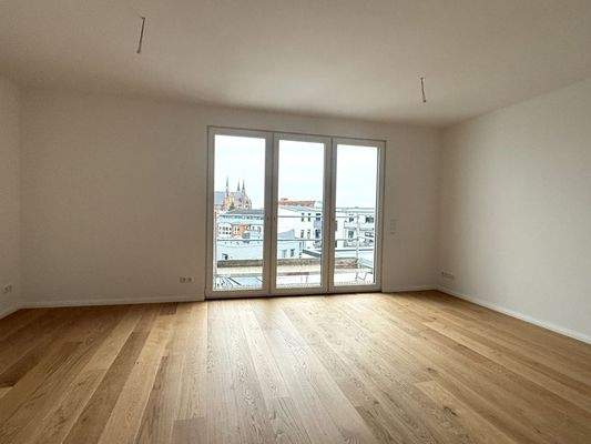 Wohn-& Essbereich mit Balkonzugang