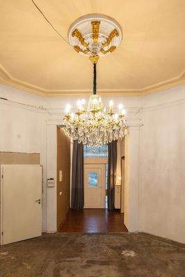 Repräsentative Diele mit Kronleuchter, Eingang