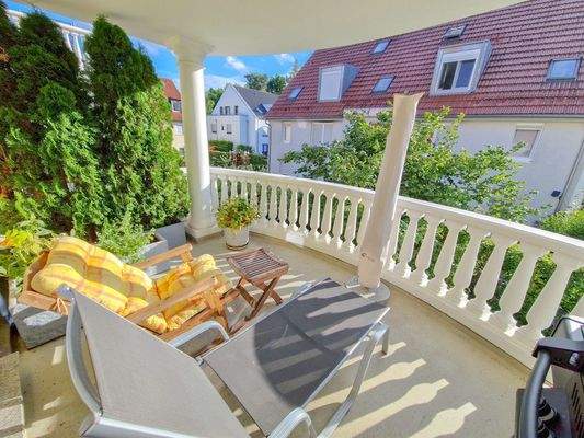 Südwestbalkon - Ihr Logenplatz in der Sonne – mit elegantem Säulendesign und Blick ins Grüne