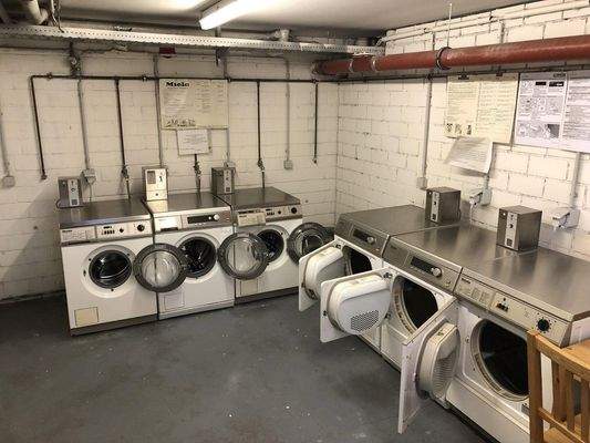 Trockner und Waschmaschine