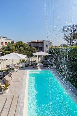 Blick von der Küche auf das Schwimmbad