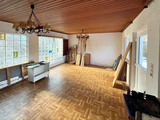 42-Gartenhaus innen.JPG