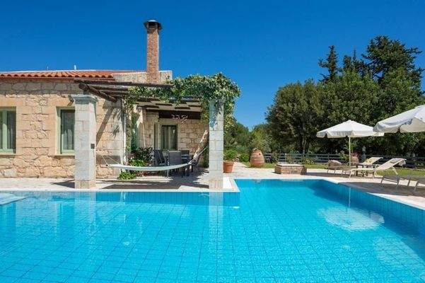 Kreta, Maza: Steinvilla mit beheiztem Pool und Garten in ruhiger Lage zu verkaufen