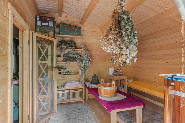 Gemütlicher Vorraum der Sauna.