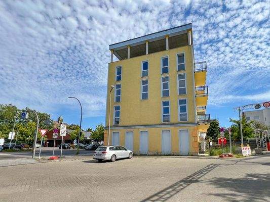 Gesamtansicht seitlich mit Umfeld