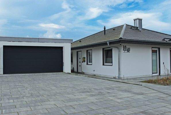 Einfahrt mit Garage