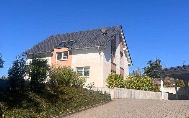 Ansicht mit Carport.