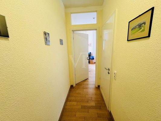 schmaler Flur zum Schlafzimmer