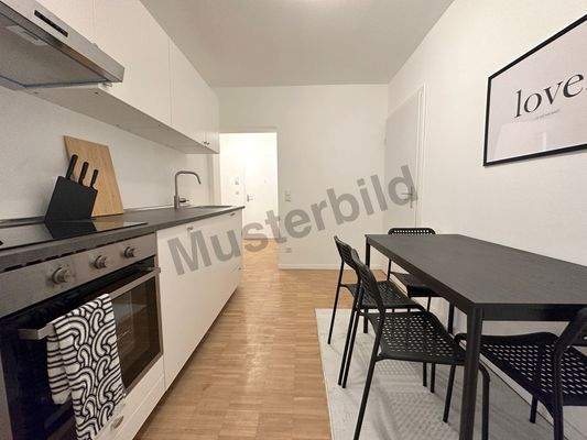 Moderne Küche mit Esstisch