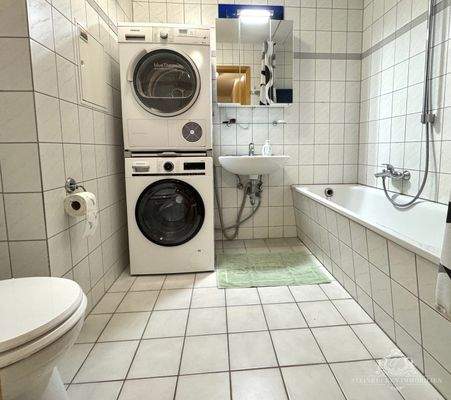 Badezimmer-Badewanne-WC-Waschmaschine