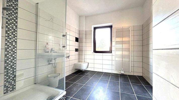 OG vorn - Tageslichtbad mit Dusche