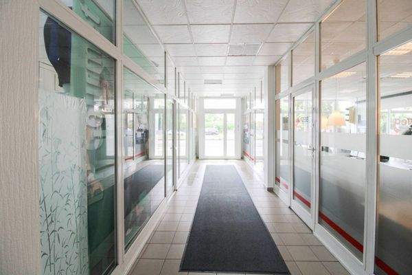 Gebäudeeingang Straßenseite