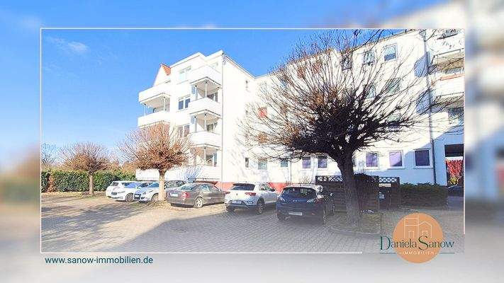 Innenhof mit PKW Stellplätzen