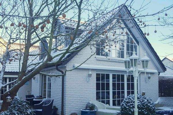Haus und Garten im Schnee