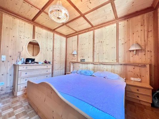 Schlafzimmer mit Anrichte