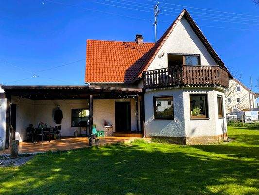 Hausrückansicht mit Terrasse und Balkon