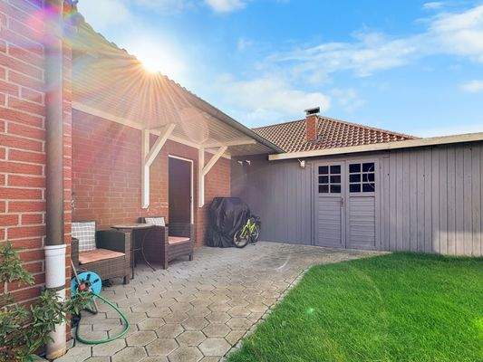 Gartenhaus und Zugang Garage