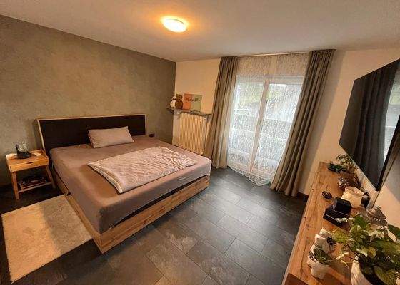 DG Schlafzimmer mit Zugang zur Terrasse