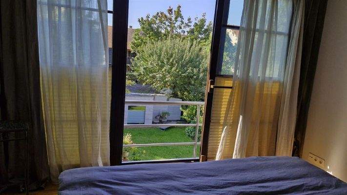 1. OG - Schlafzimmer mit Blick in den Garten