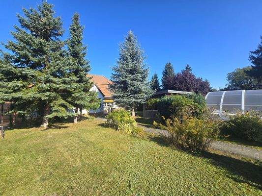 Garten mit Schwimmbad