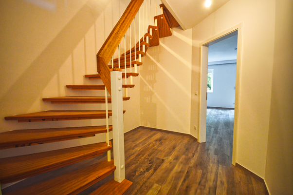 Große Diele mit Treppe zum OG