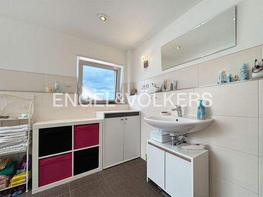 Tageslichtbad mit Dusche im DG