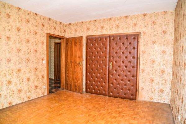 Schlafzimmer   Blick zum Flur und Zimmer