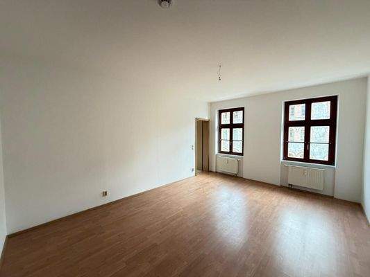 Leerer Raum mit Holzboden