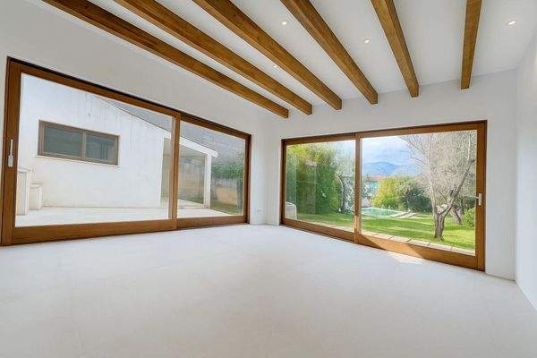 Modernes Wohn-Esszimmer mit Patiozugang