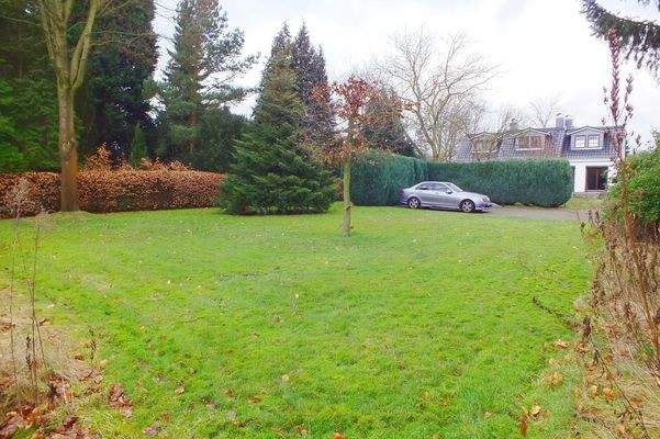 Große Gartenfläche mit Süd-West Terrasse