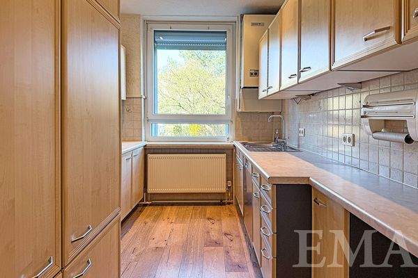 Küche mit Einbauküche