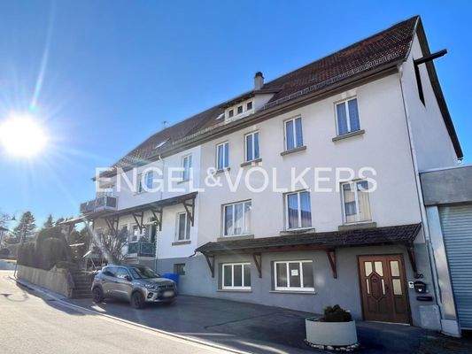 Außenansicht von Osten - links das Haupthaus, rechts das Sanierungsobjekt