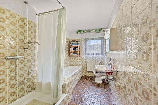 Bad im Erdgeschoss mit Wanne und Dusche