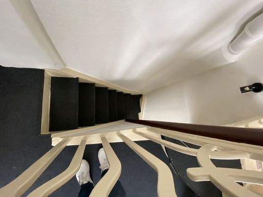 Aufgang Galerie Eckgeschäft  