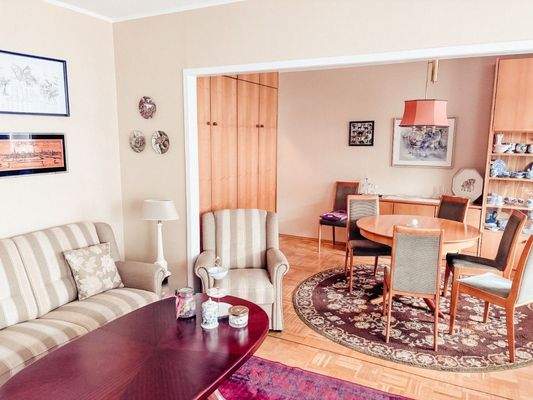 großes, helles Wohnzimmer mit Durchbruch und der vorherigen Möblierung