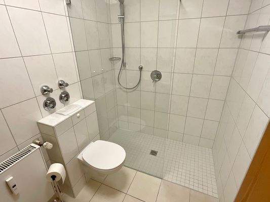 Badezimmer mit bodenebener Dusche