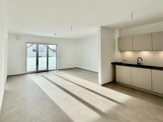 Offener Wohn- / Ess- / Küchenreich mit Zugang zur Dachterrasse