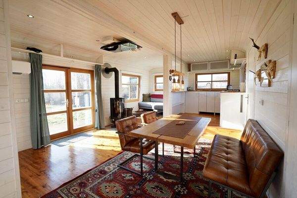 Wohnbereich mit schwenkbarer TV-Deckenhalterung