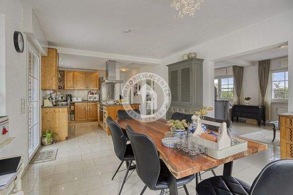 ...mit der angrenzenden offenen Küche. 