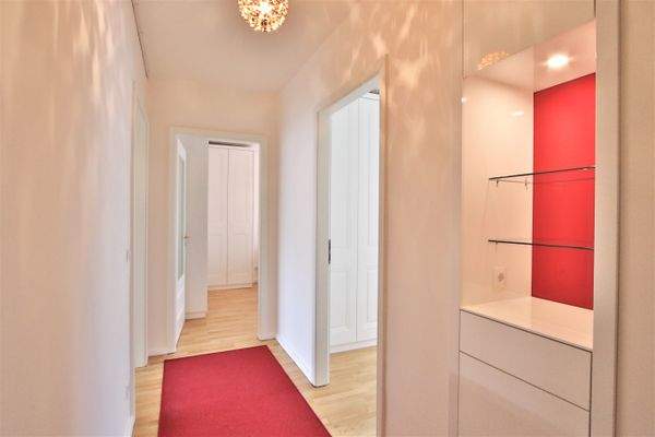 Flur mit stylischen Einbauschrank