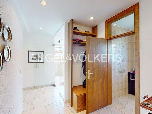 Garderobe mit Zugang zum Gäste-WC