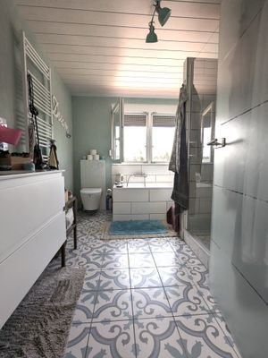 Tageslichtbadezimmer mit Wanne ....