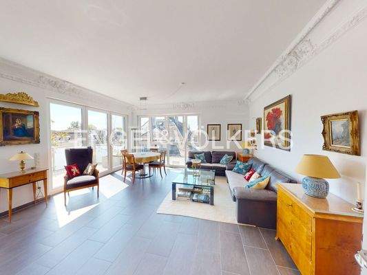 Lichtdurchflutetes  Wohnzimmer