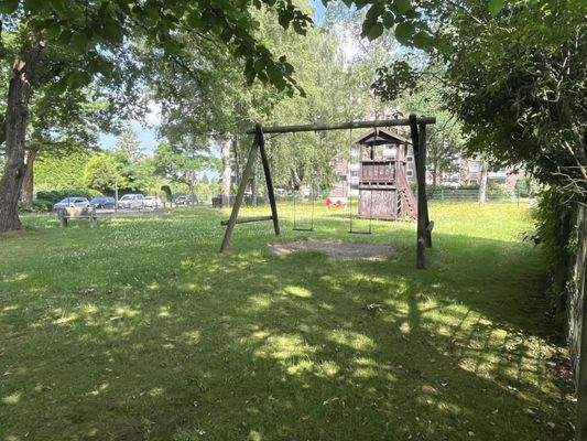 Der Spielplatz hinter dem Haus