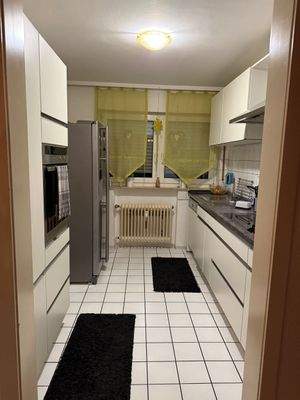 Moderne Küche mit Geräten