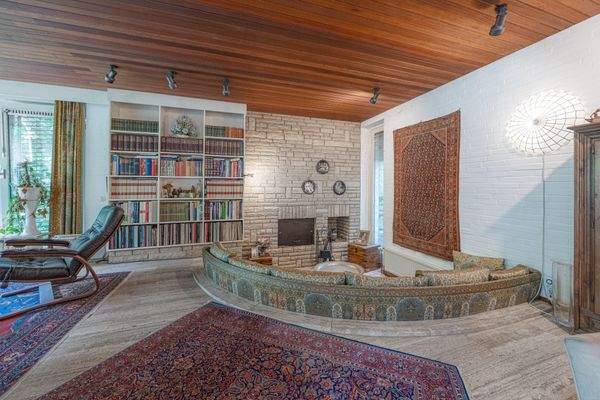 mit kuscheliger Sitzecke am Feuer